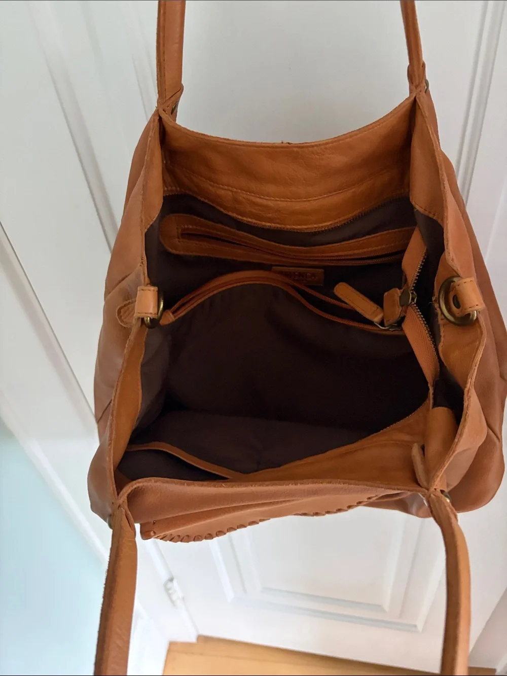 Vilenca Holland • Classic Tan Leather Handbag - Picture 4 of 9